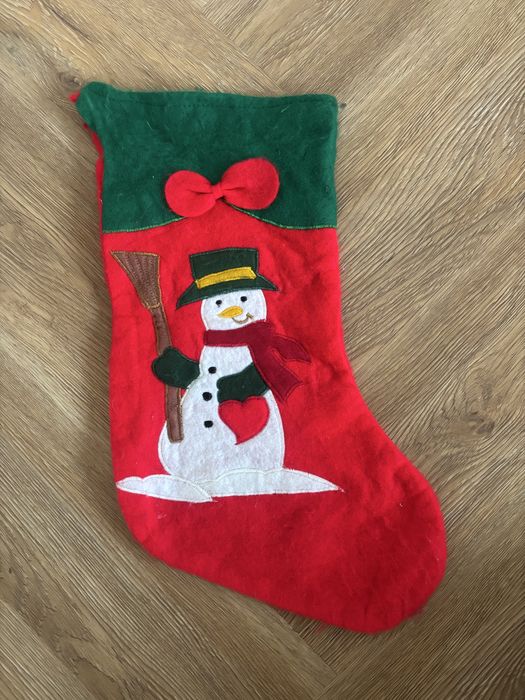 czerwona skarpeta skarpetka świąteczna na prezenty bałwan bałwanek