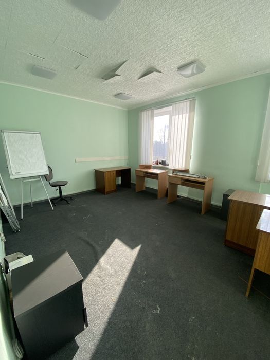 Окрема будівля із зручним підʼїздом