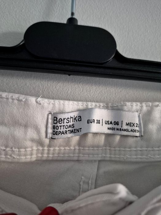 Białe spodnie rurki Bershka rozmiar M