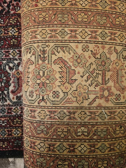 Prawdziwy dywan orientalny z naturalnych materiałów.