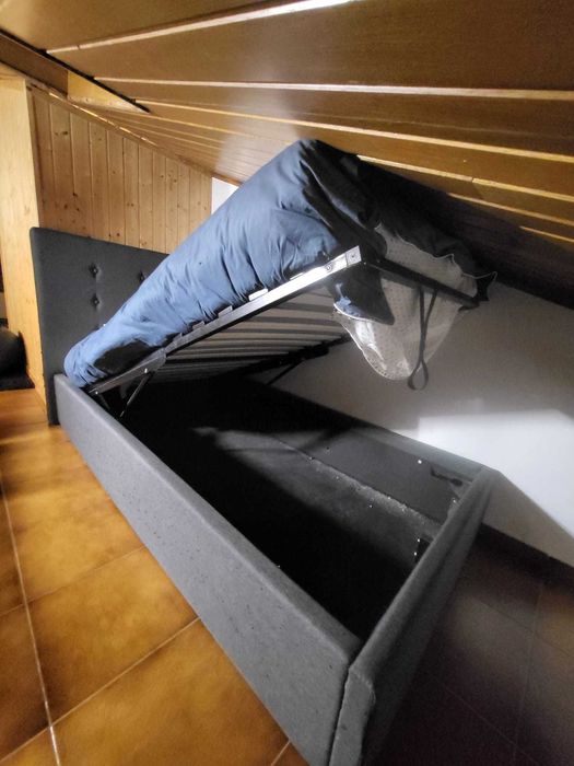 Cama de solteiro com colchão e arrumação