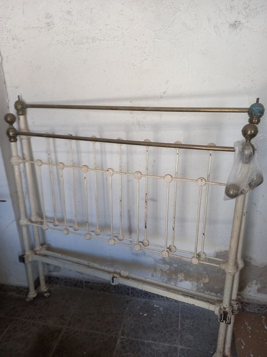 Cama de ferro muito antiga