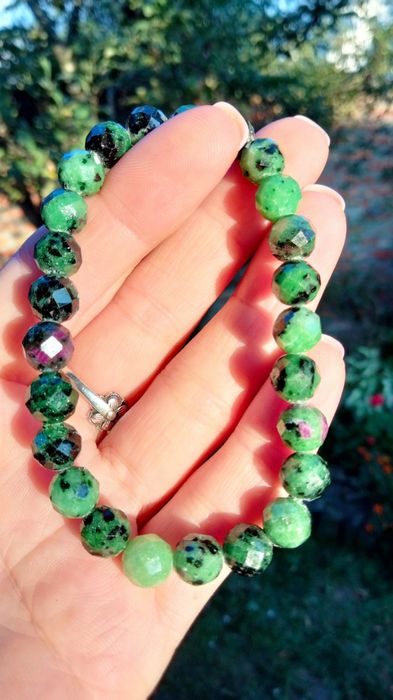 Браслет на червоному шнурку. Натуральне каміння