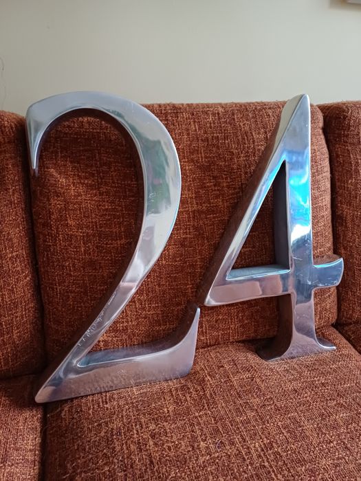 Potężne aluminiowe cyfry 24