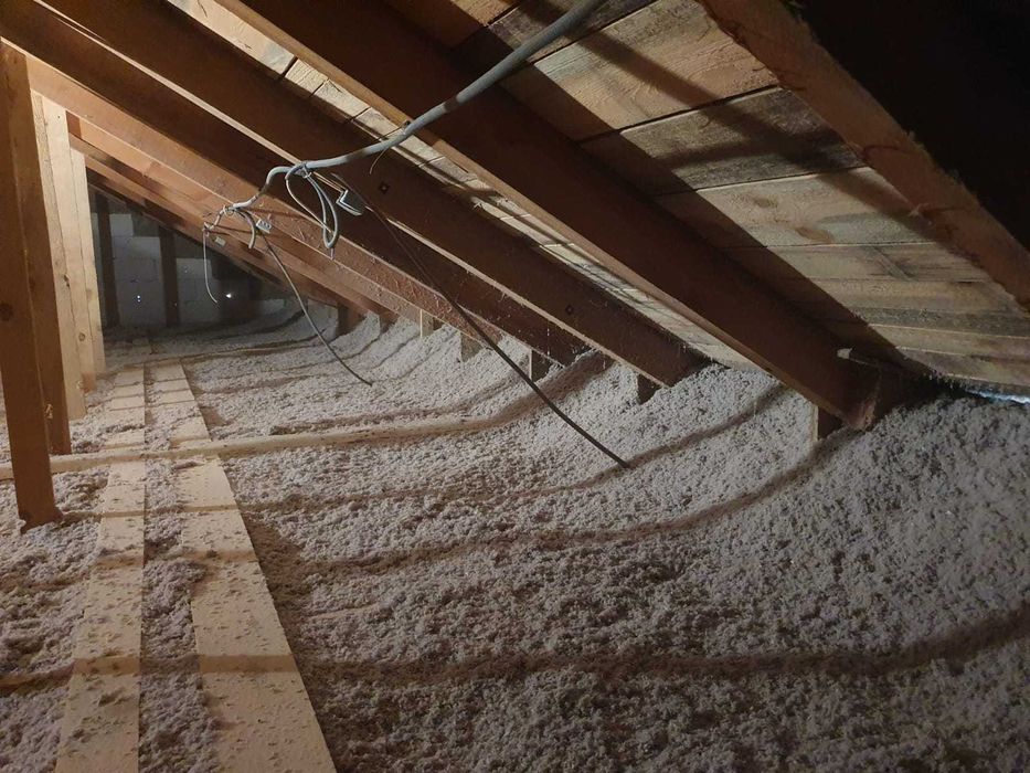 Wdmuchiwanie wełny celulozy styropianu izolacja ocieplanie naprawa