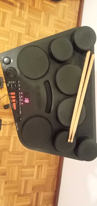 Bateria eletrônica Yamaha DD-75 com suporte e baquetas