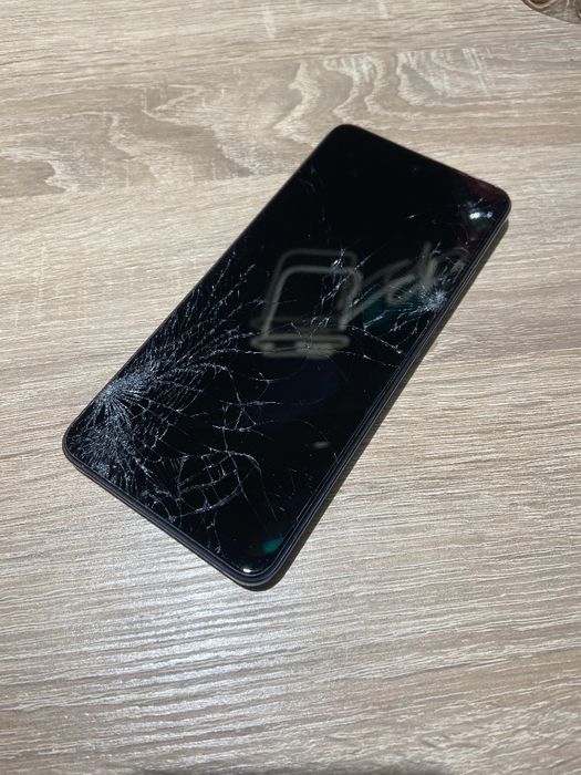 Продам телефон Infinix hot 40i 8/256 розбитий  але дає признаки