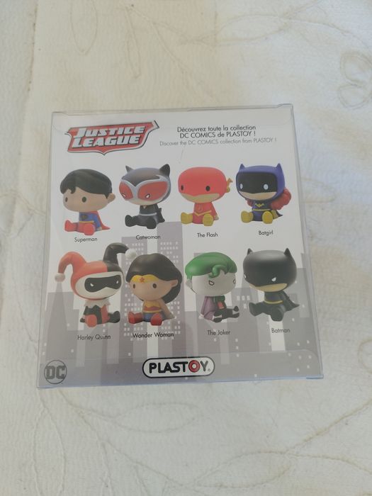 Um mealheiro Chibi da Catwoman do universo DC Comics.