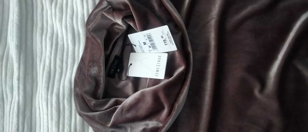 Nowa welurowa bluza z szerokim golfem.