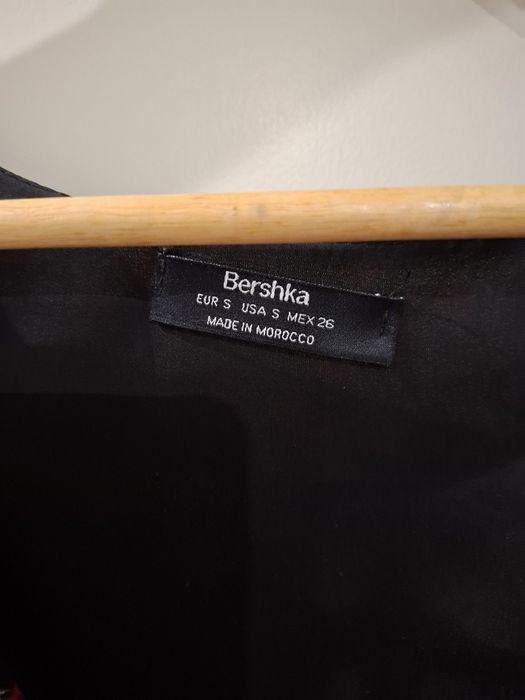 Vestido Bershka com padrão floral em preto e vermelho.
Tamanho S 
Forr