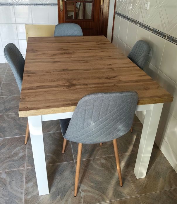 Conjunto Mesa extensível de jantar  c/ 4 cadeiras