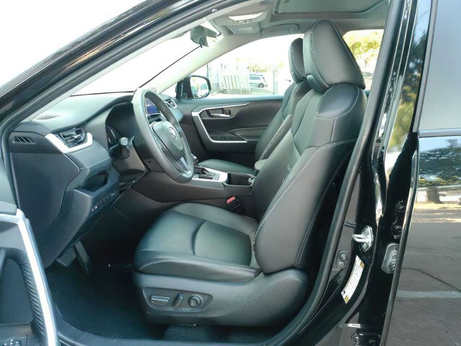 Toyota RAV4 XLE Premium      2024