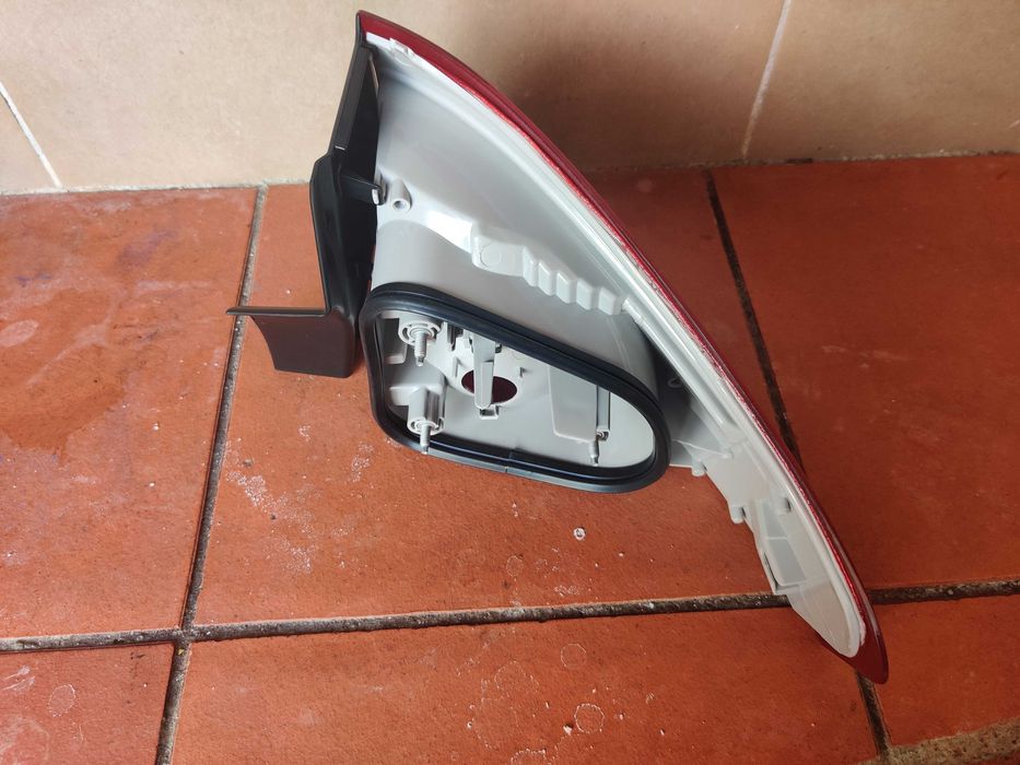 Farolim traseiro à esquerda parte externa para FORD Mondeo Mk4 Sedan