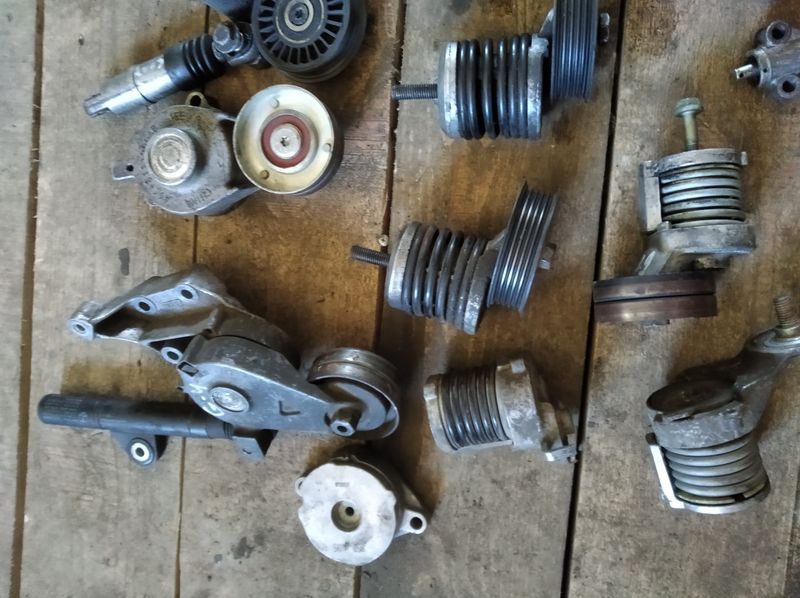 Натяжитель ремня генератора Passat B5 Golf 4 Audi a6 1.4 1.6 1.9 2.5