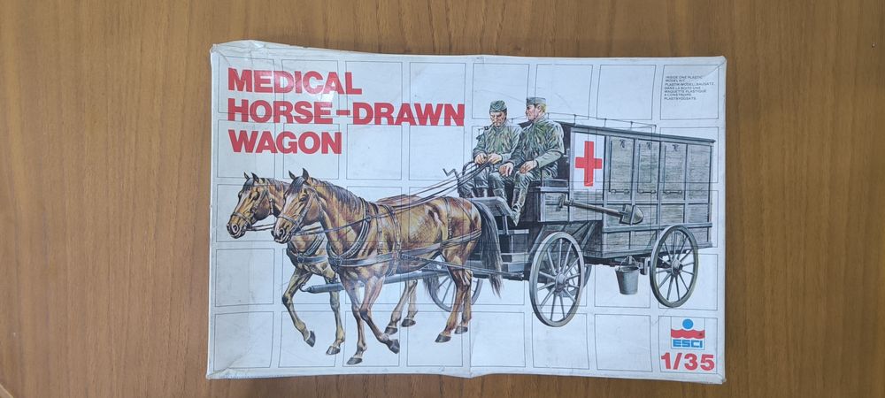 Kit Modelismo ESCI 1/35 - Medical Horse-Drawn Wagon (Interior Selado)