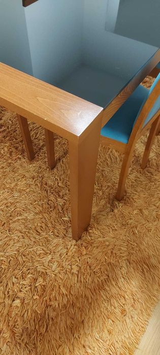 Conjunto de mesa e cadeiras em ótimo estado