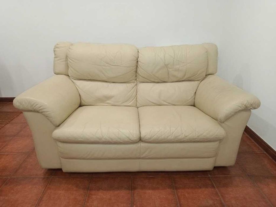 Conjunto de Sofás em Pele Bege (2 Lugares + Poltrona) – Excelente Estado