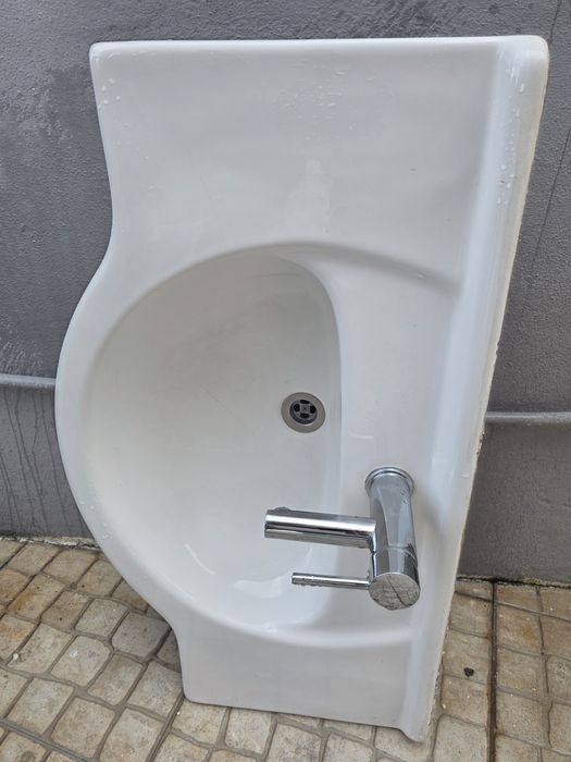 Lavatório casa de banho com torneira de inox