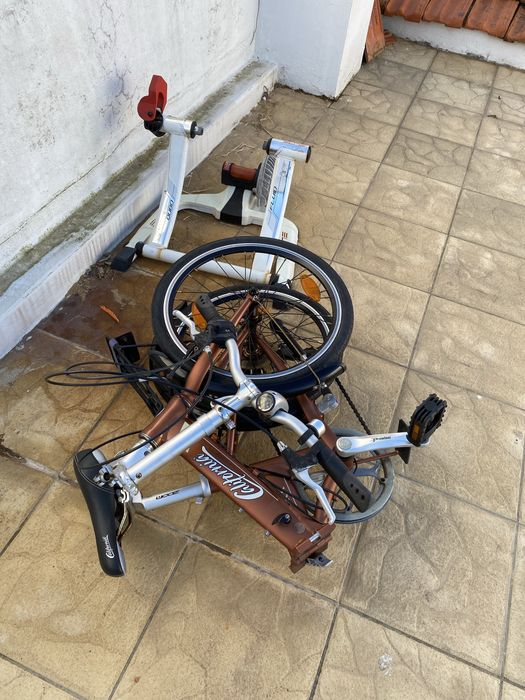 Bicicleta para estrada e apartamento com a respetiva base