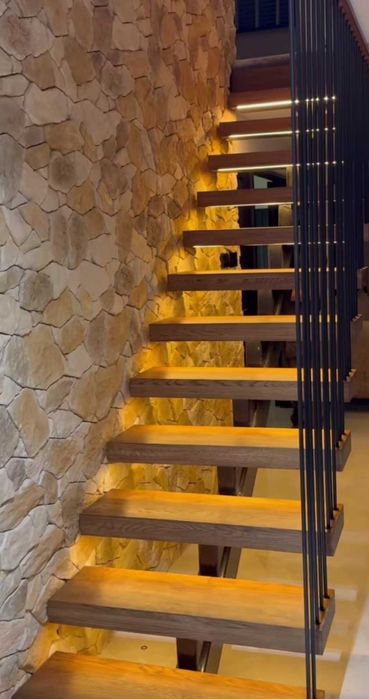 Schody do domu na konstrukcji stalowej