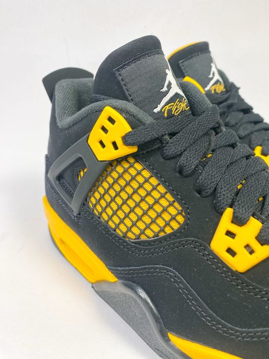 Jordan 4 Retro Thunder (GS) - 38 EU / 5.5Y US