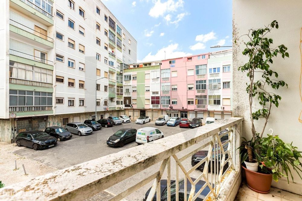 T4 com 79,81 m2 com áreas generosas e excelente potencial | Queluz