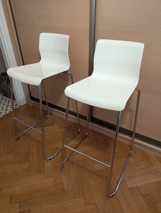 Dwa białe hokery 75cm