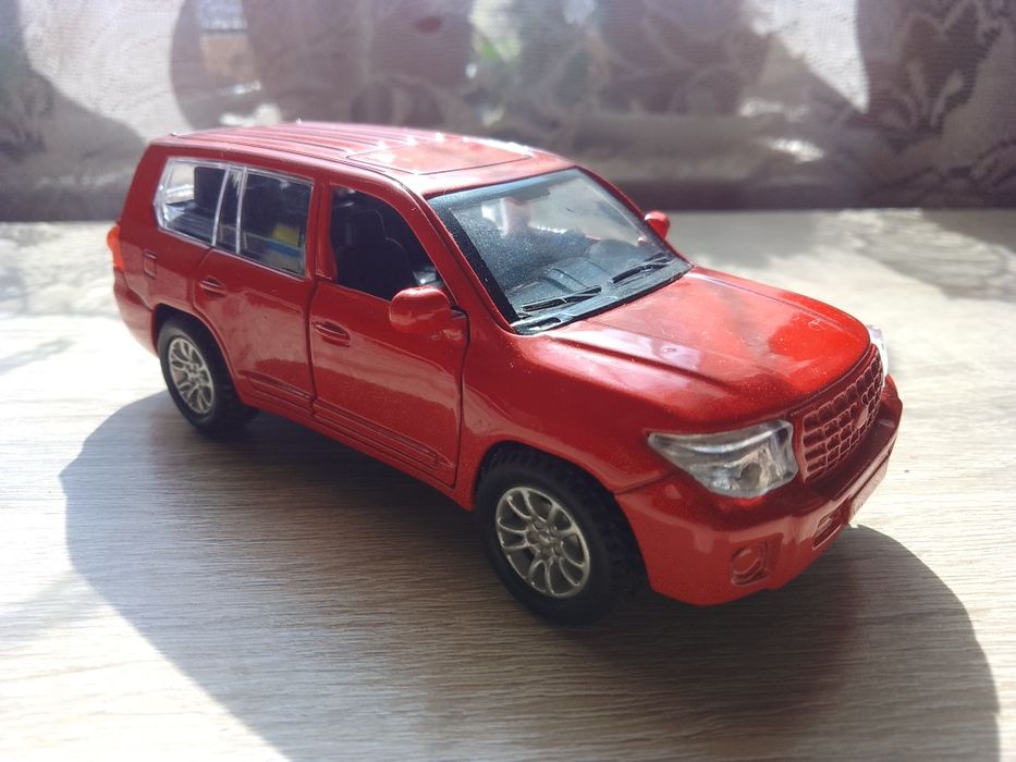 Іграшкова машинка toyota land cruiser prado