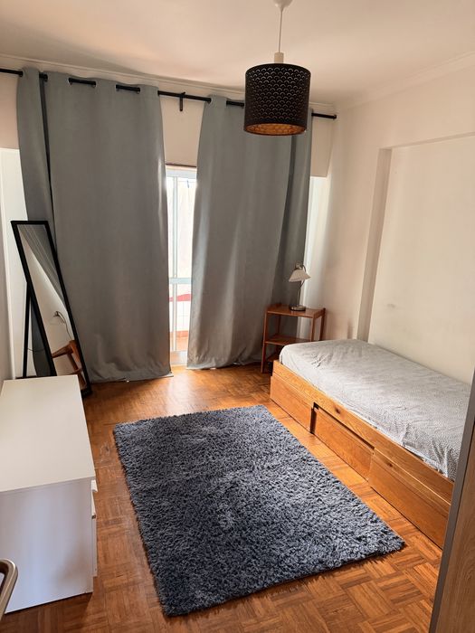Quarto mobiliado- 400€ tudo incluido - Algueirao Mem Martins