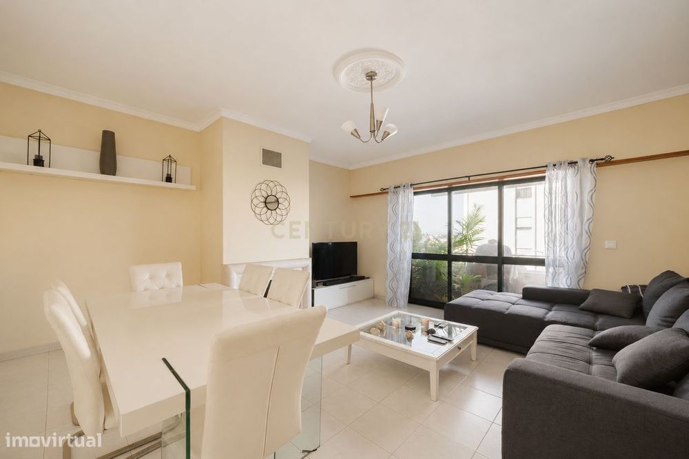 Apartamento T3 com elevador e arrecadação em Mem Martins