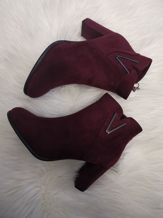 Botki w bordowym kolorze