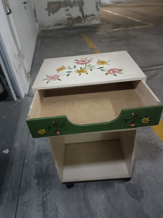 Móvel de apoio pintado à mão