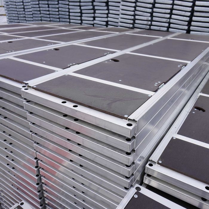 Podest Aluminiowy z Klapą i Drabiną - Pomost Komunikacyjny Rusztowania