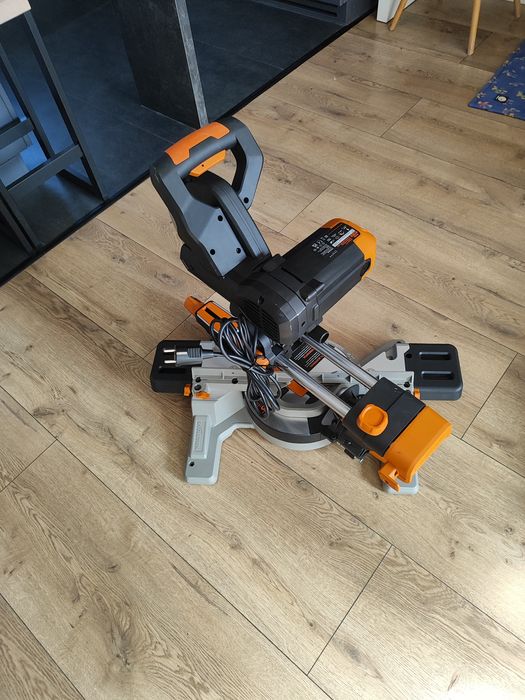 Piła ukosowa z posuwem Evolution 2000w, tarcza 255mm. 06/2025 rok
Piła
