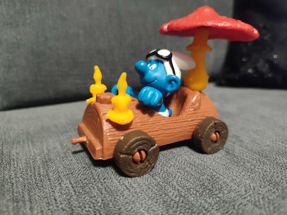 Figurka Smerf w aucie