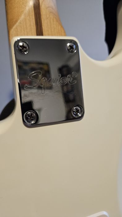 Guitarra Squier Stratocaster + Amplificador e acessórios completos
