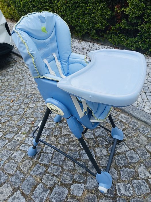 cadeira de refeição Bébé Confort, em bom estado de conservação.