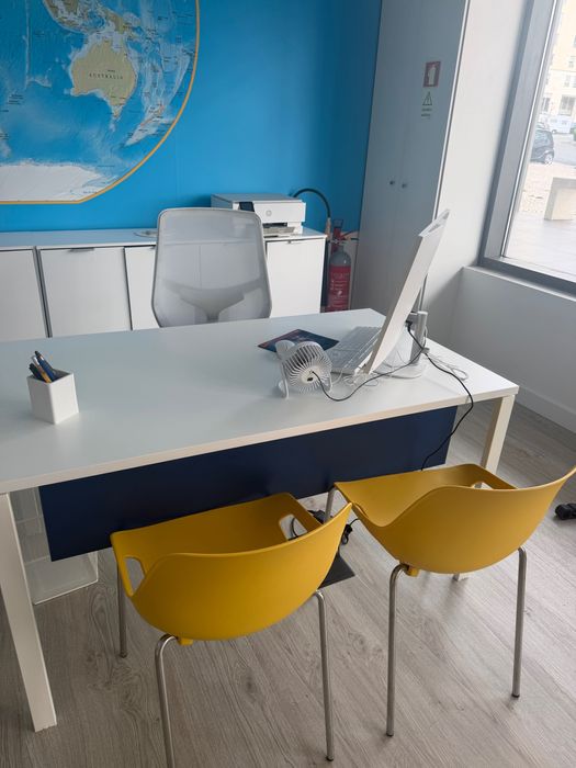 2 Secretárias e 2 cadeiras