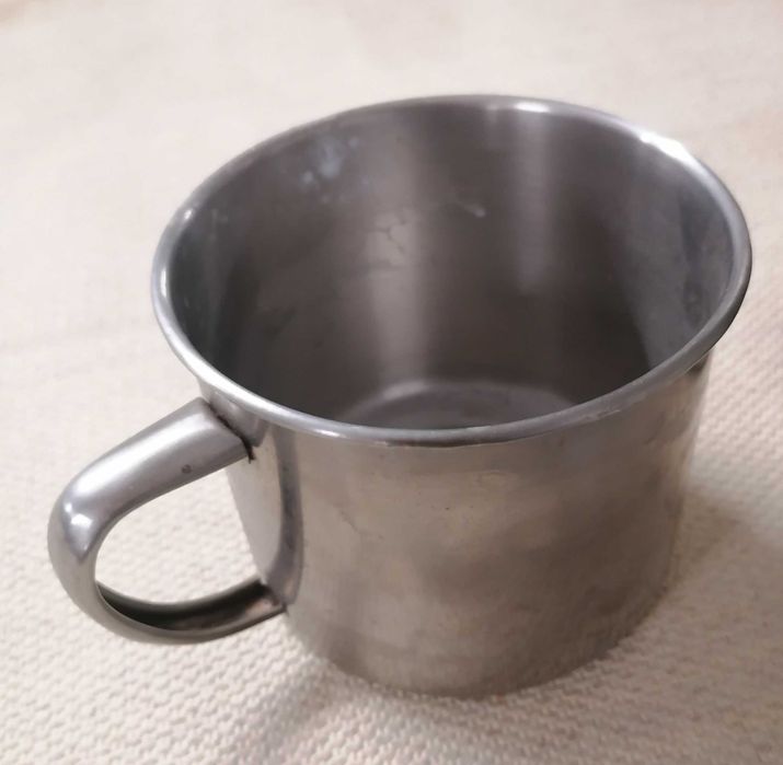 Copos em Inox, um grande e outro pequeno, ambos por 5€
