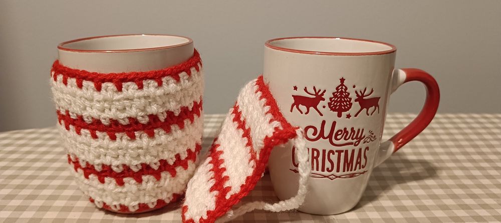 Kubki świąteczne ubrane w sweterki