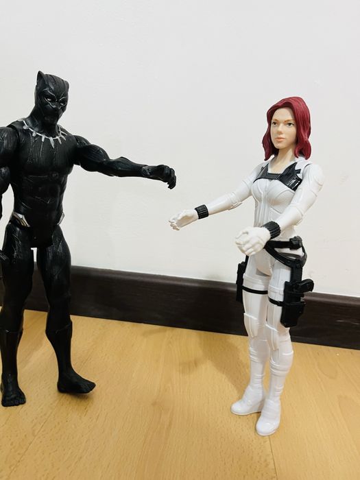 Bonecos Figuras Pantera Negra e Viúva Negra
