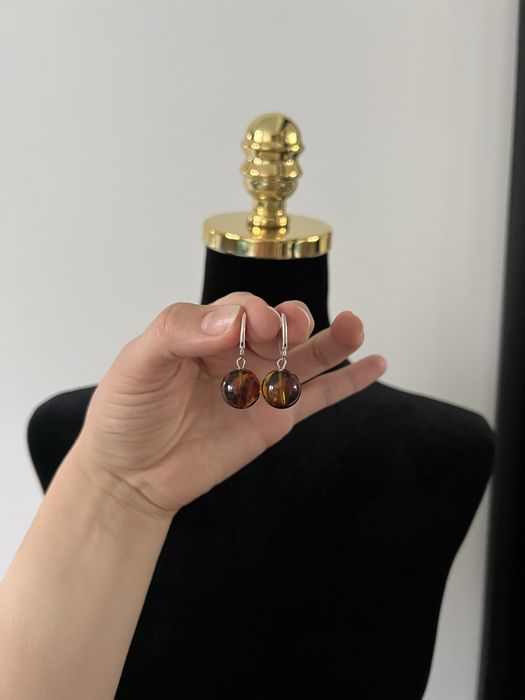 Srebrne, brązowe wiszące kolczyki, bursztyn, kulka