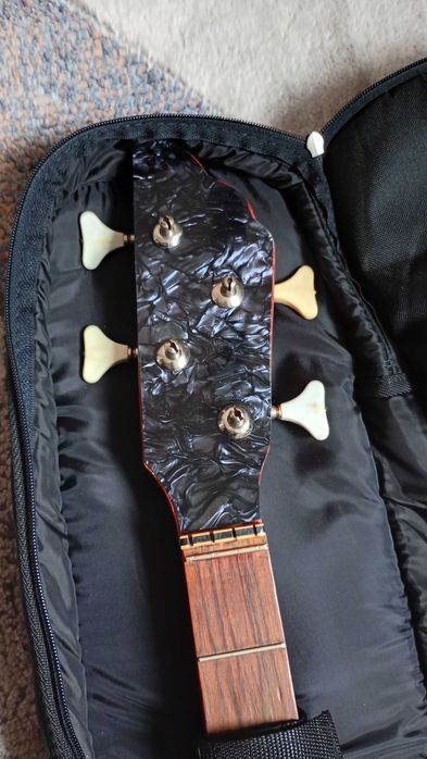 Gitara basowa Boston