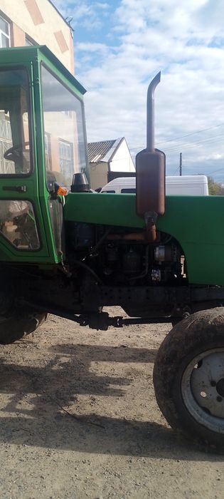 Трактор МТЗ 82 в робочому стані все працює завів і поїхав