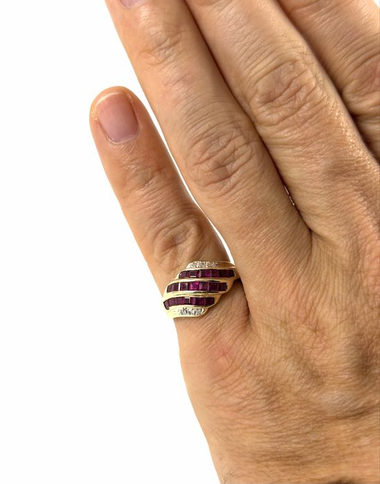 Złoty pierścionek z brylantami i rubinami