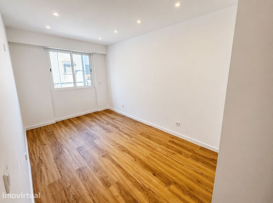 T2 Renovado na Brandoa - Excelentes Acessos