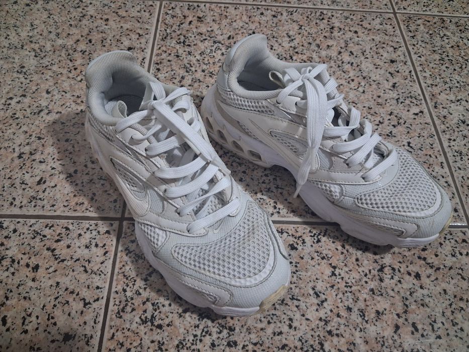 Tenis Nike brancos de mulher