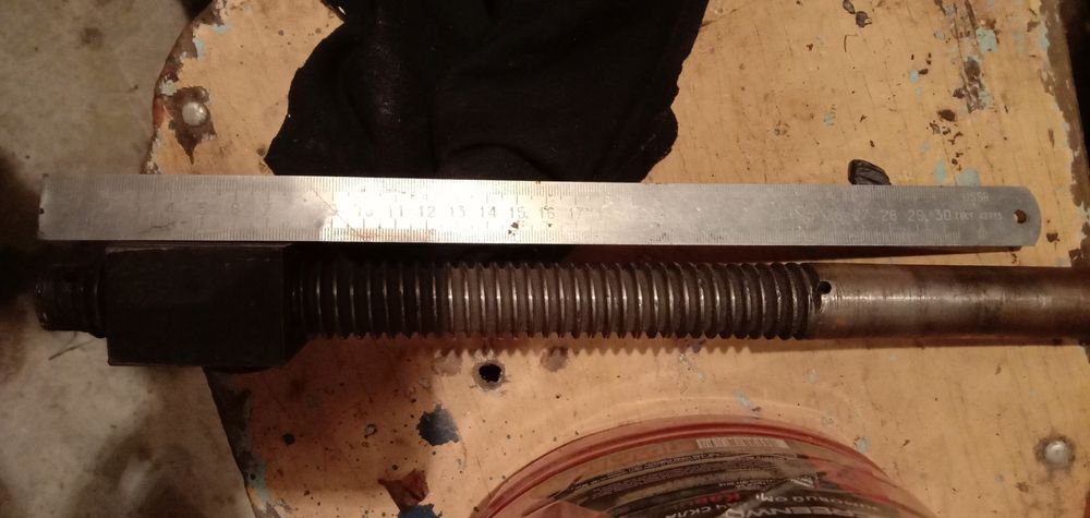 Винты с трапециевидной резьбой. Винт для тисков. Винт для пресса.