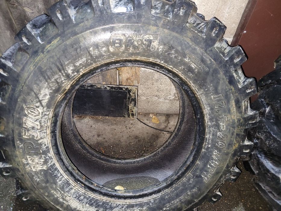 Opony do ładowarki r20