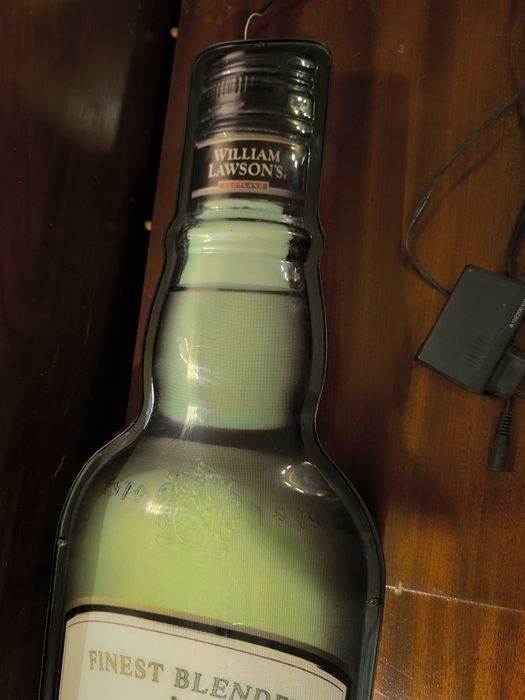 Publicidade luminosa garrafa William Lawson's